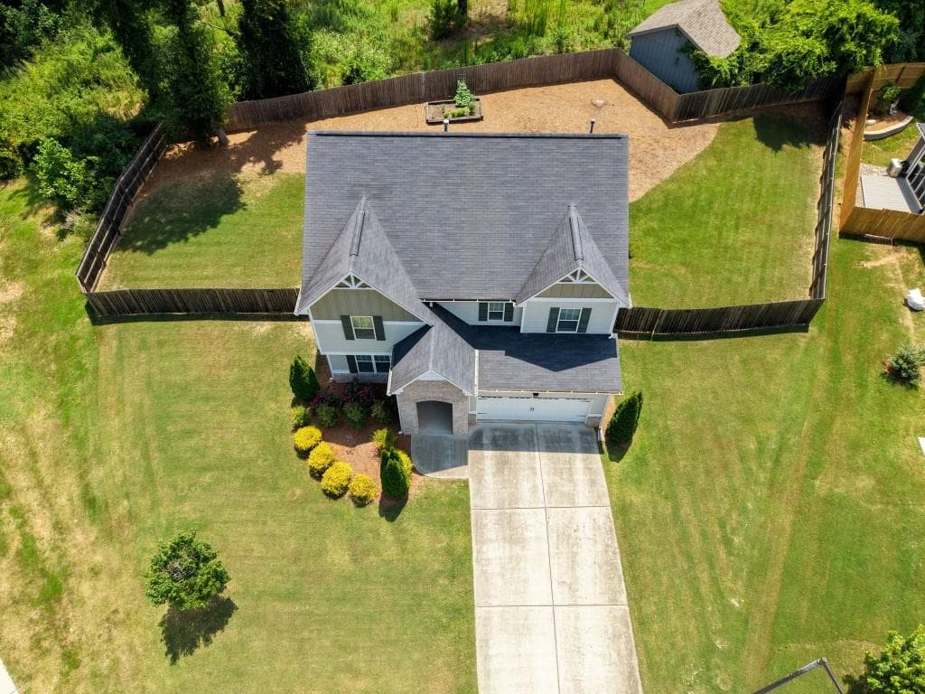 4 bedroom, 4 bathroom, 2,600 sq ft single family residence under contract at 2085 Sparrowhawk Court, Austell, GA 30106 — photo 2