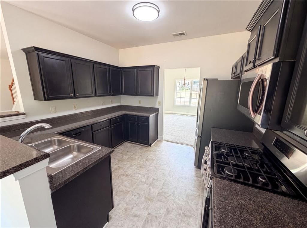 4 bedroom, 3 bathroom, 3,269 sq ft single family residence under contract at 212 Summergate Lane, Villa Rica, GA 30180 — photo 2