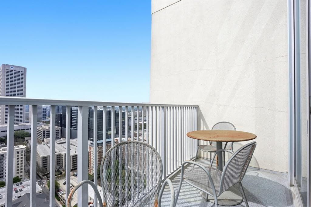 1 bedroom, 1 bathroom, 606 sq ft condominium under contract at 860 Peachtree Street 2816, Atlanta, GA 30308 — photo 9