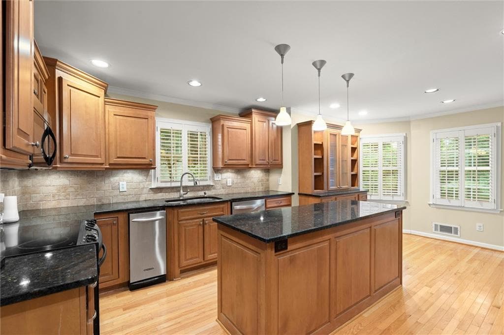 4 bedroom, 3 bathroom, 2,606 sq ft single family residence for sale at 2185 Wenlok Trail, Marietta, GA 30066 — photo 4