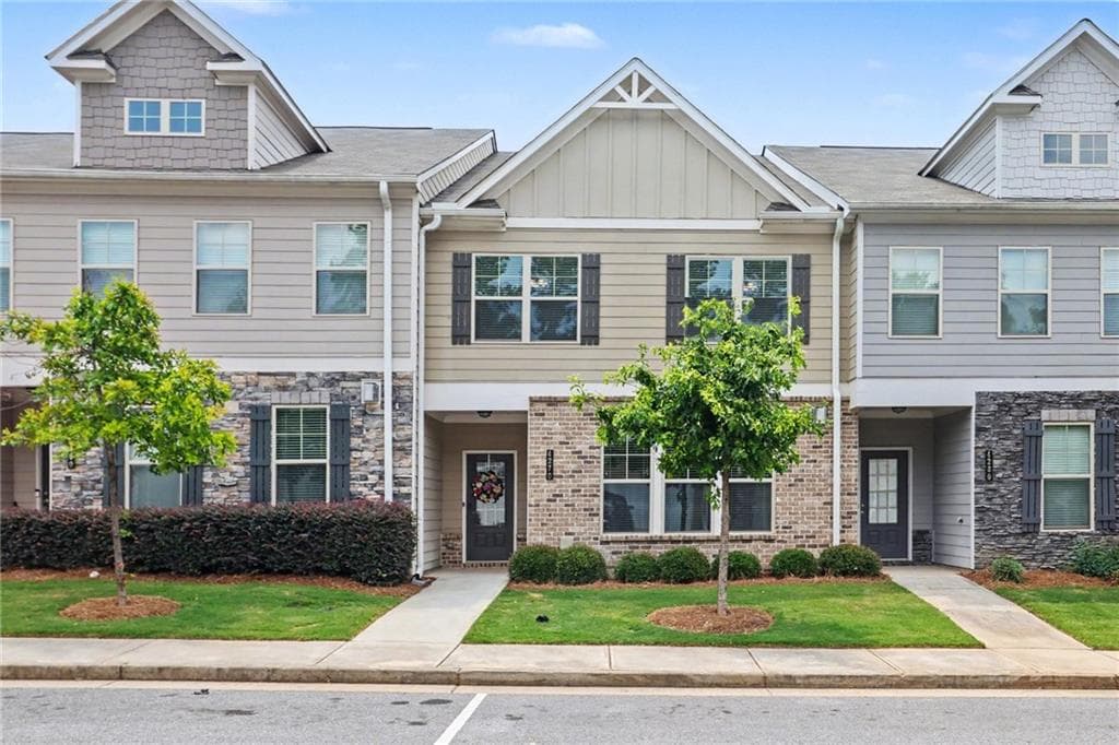 3 bedroom, 3 bathroom, 1,965 sq ft townhouse for sale at 4270 Sunny Oak Lane, Norcross, GA 30071
