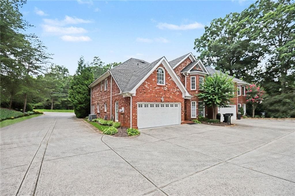 4 bedroom, 3 bathroom, 3,226 sq ft townhouse for sale at 6375 Glenridge Drive, Sandy Springs, GA 30328 — photo 3