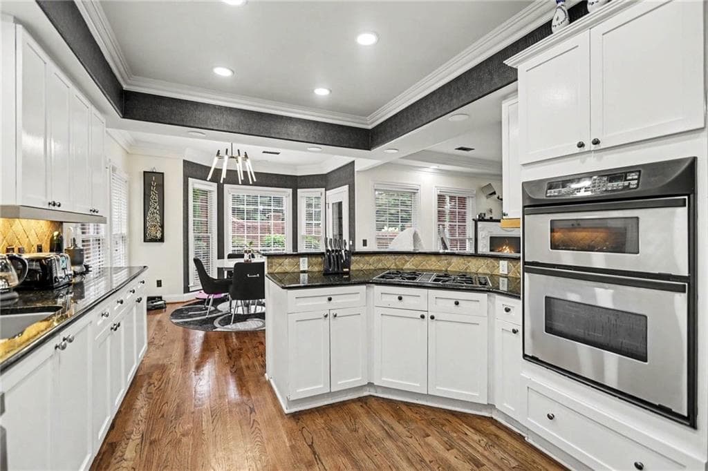4 bedroom, 3 bathroom, 3,226 sq ft townhouse for sale at 6375 Glenridge Drive, Sandy Springs, GA 30328 — photo 7
