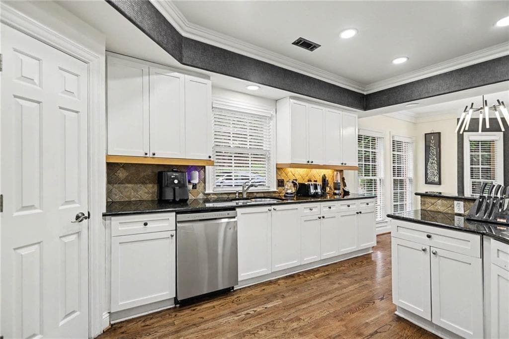 4 bedroom, 3 bathroom, 3,226 sq ft townhouse for sale at 6375 Glenridge Drive, Sandy Springs, GA 30328 — photo 8
