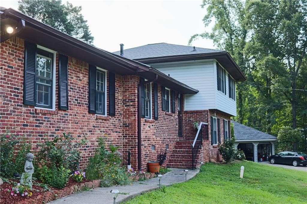 4 bedroom, 3 bathroom, 2,190 sq ft single family residence for sale at 753 Brookwood Terrace, Lilburn, GA 30047 — photo 2