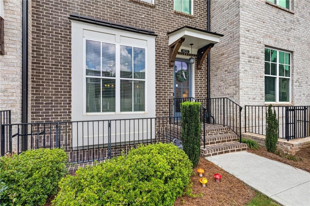 3 bedroom, 4 bathroom, 2,276 sq ft townhouse for sale at 4620 Waterside Parkway, Peachtree Corners, GA 30092 — photo 2