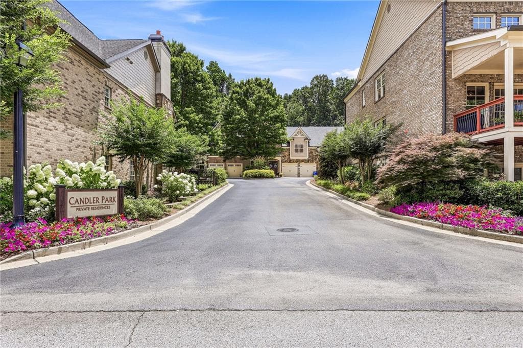 4 bedroom, 4 bathroom, 3,220 sq ft condominium for sale at 860 Candler Street 9, Gainesville, GA 30501 — photo 2