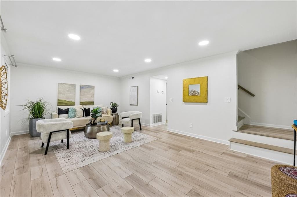 3 bedroom, 3 bathroom, 1,434 sq ft townhouse under contract at 6900 Roswell Road 1D, Atlanta, GA 30328 — photo 2