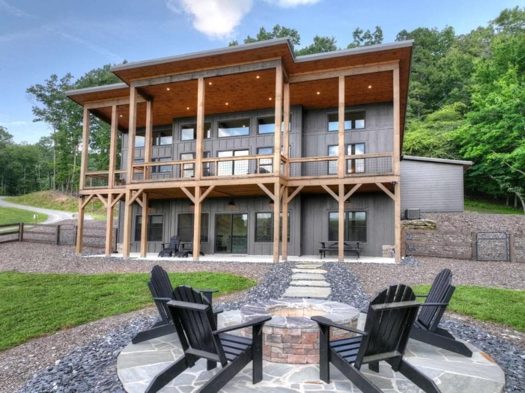 3 bedroom, 4 bathroom, 2,516 sq ft single family residence for sale at 246 Bearden Farm Overlook, Blue Ridge, GA 30513 — photo 1 of 66