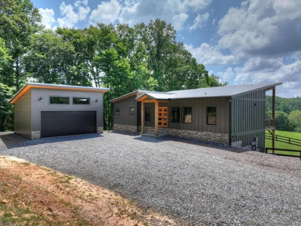 3 bedroom, 4 bathroom, 2,516 sq ft single family residence for sale at 246 Bearden Farm Overlook, Blue Ridge, GA 30513 — photo 2