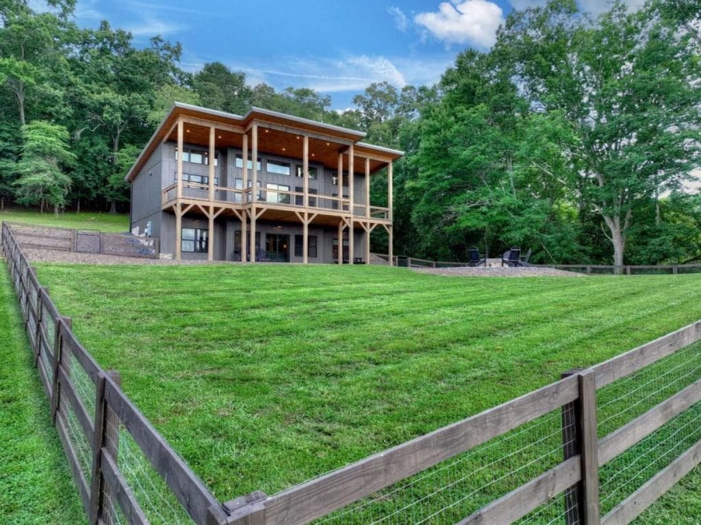3 bedroom, 4 bathroom, 2,516 sq ft single family residence for sale at 246 Bearden Farm Overlook, Blue Ridge, GA 30513 — photo 3