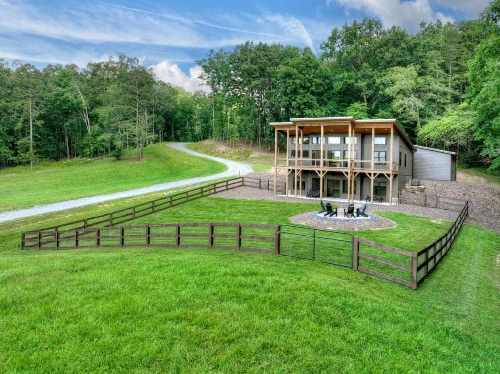 3 bedroom, 4 bathroom, 2,516 sq ft single family residence for sale at 246 Bearden Farm Overlook, Blue Ridge, GA 30513 — photo 4