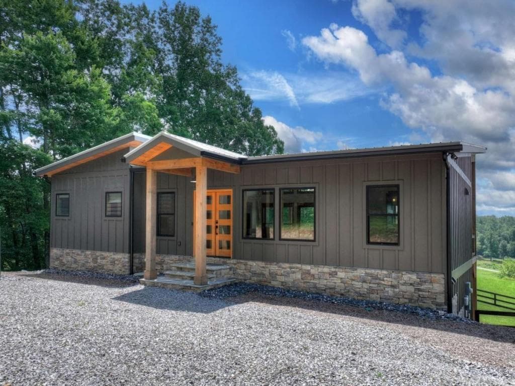 3 bedroom, 4 bathroom, 2,516 sq ft single family residence for sale at 246 Bearden Farm Overlook, Blue Ridge, GA 30513 — photo 7