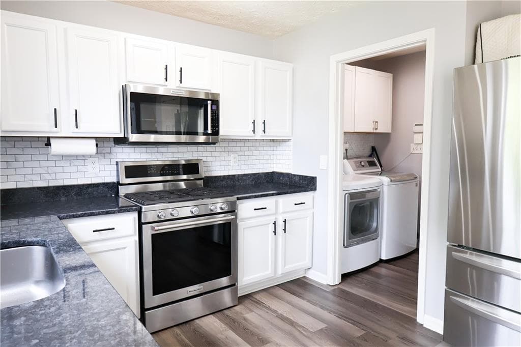 3 bedroom, 3 bathroom, 1,874 sq ft single family residence for sale at 1228 Pine Acre Drive, Sugar Hill, GA 30518 — photo 6