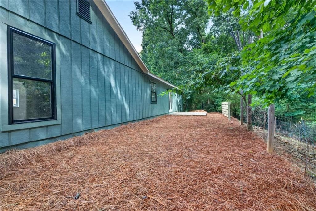 3 bedroom, 2 bathroom, 1,400 sq ft single family residence under contract at 4398 Old Lake Drive, Decatur, GA 30034 — photo 3