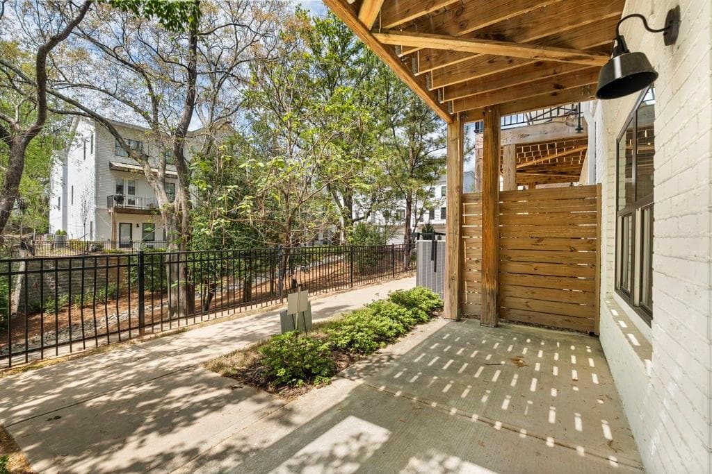 3 bedroom, 4 bathroom, 1,848 sq ft townhouse for sale at 2004 Oak Lane, Atlanta, GA 30318 — photo 2