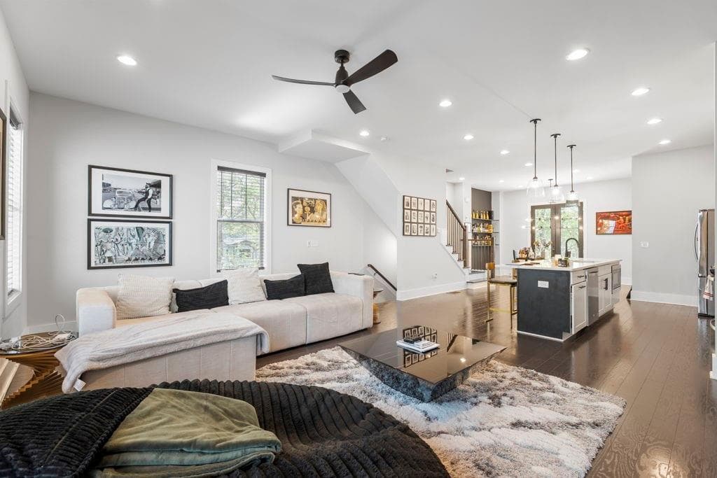 3 bedroom, 4 bathroom, 1,848 sq ft townhouse for sale at 2004 Oak Lane, Atlanta, GA 30318 — photo 3