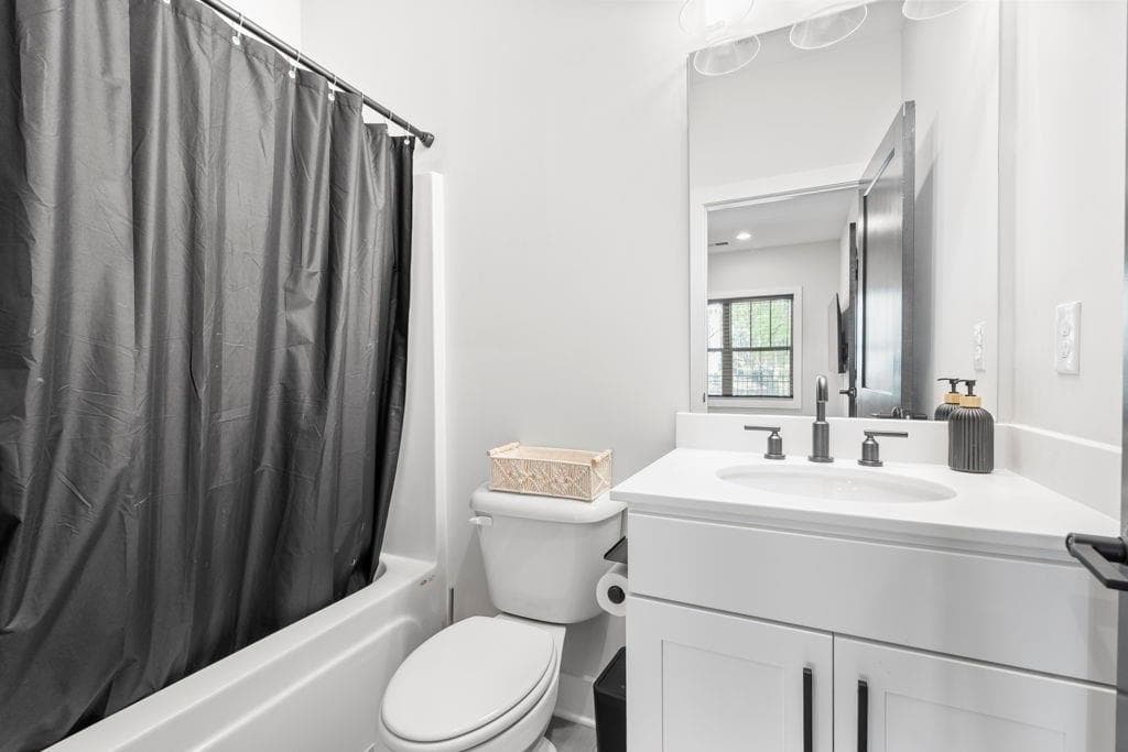 3 bedroom, 4 bathroom, 1,848 sq ft townhouse for sale at 2004 Oak Lane, Atlanta, GA 30318 — photo 9