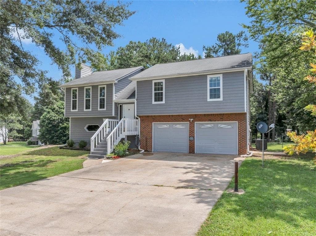6 bedroom, 4 bathroom, 1,950 sq ft single family residence for sale at 1860 David Drive, Douglasville, GA 30135 — photo 1 of 55