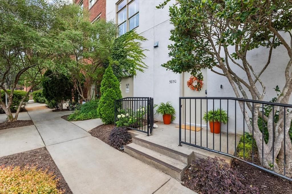 2 bedroom, 3 bathroom, 1,769 sq ft condominium for sale at 5850 Charlotte Lane E1, Cumming, GA 30040 — photo 6