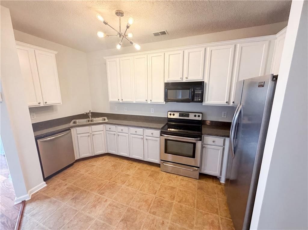 2 bedroom, 3 bathroom, 1,730 sq ft townhouse for sale at 7553 Rutgers Circle, Fairburn, GA 30213 — photo 6
