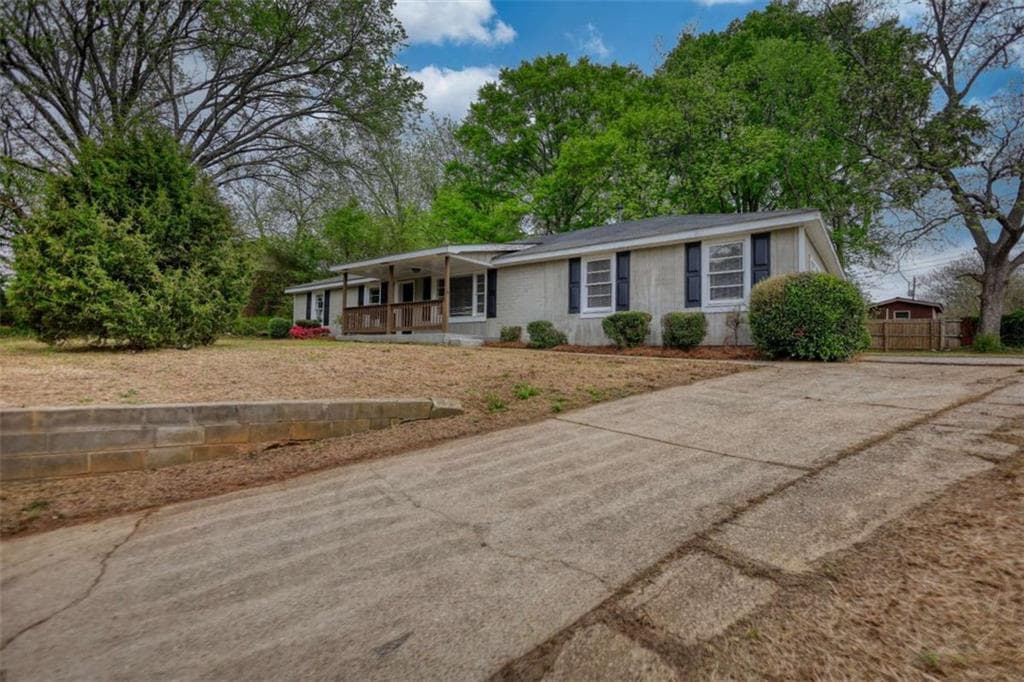 3 bedroom, 2 bathroom, 1,782 sq ft single family residence under contract at 180 Capitol Avenue, Winder, GA 30680 — photo 3