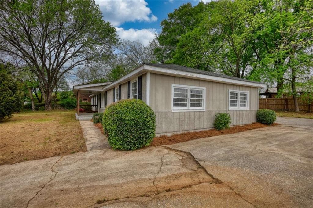 3 bedroom, 2 bathroom, 1,782 sq ft single family residence under contract at 180 Capitol Avenue, Winder, GA 30680 — photo 4