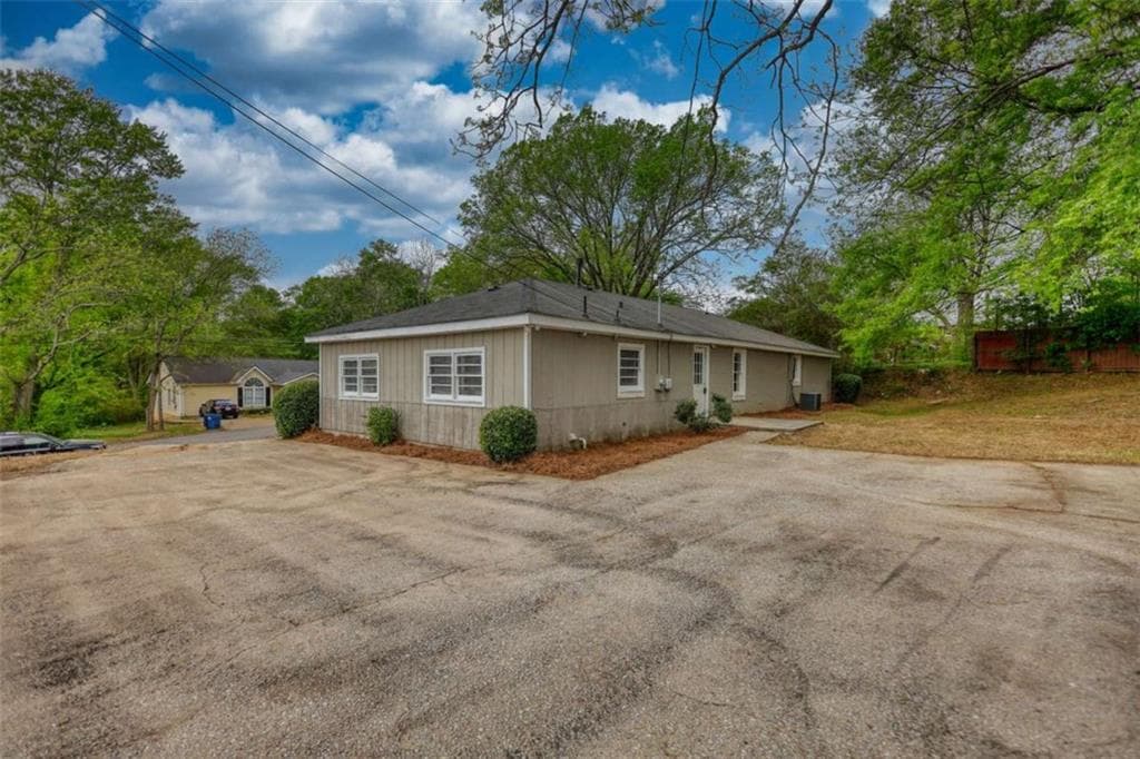 3 bedroom, 2 bathroom, 1,782 sq ft single family residence under contract at 180 Capitol Avenue, Winder, GA 30680 — photo 5