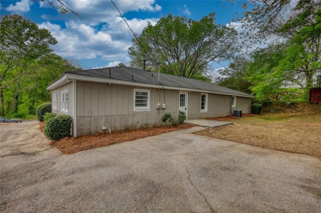 3 bedroom, 2 bathroom, 1,782 sq ft single family residence under contract at 180 Capitol Avenue, Winder, GA 30680 — photo 6