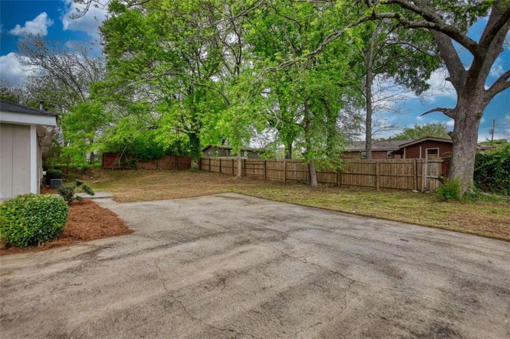 3 bedroom, 2 bathroom, 1,782 sq ft single family residence under contract at 180 Capitol Avenue, Winder, GA 30680 — photo 7