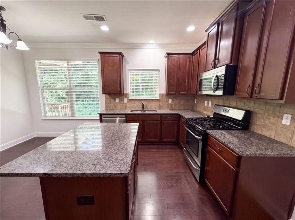 4 bedroom, 2 bathroom, 2,685 sq ft single family residence for sale at 2321 Willow Shade Lane, Loganville, GA 30052 — photo 2