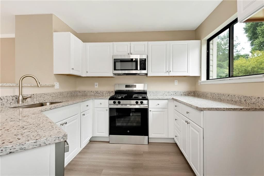 2 bedroom, 3 bathroom, 1,392 sq ft townhouse for sale at 3225 Tennington Place, Lawrenceville, GA 30044 — photo 2