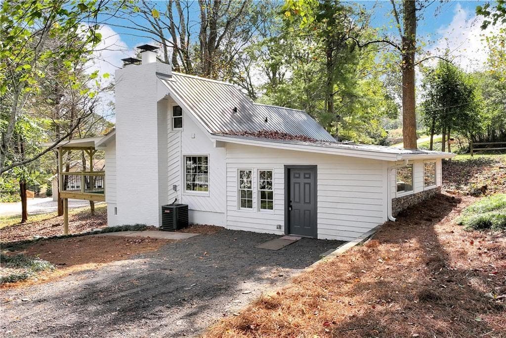 2 bedroom, 2 bathroom, 1,424 sq ft single family residence for sale at 75 Lake Drive, Dawsonville, GA 30534