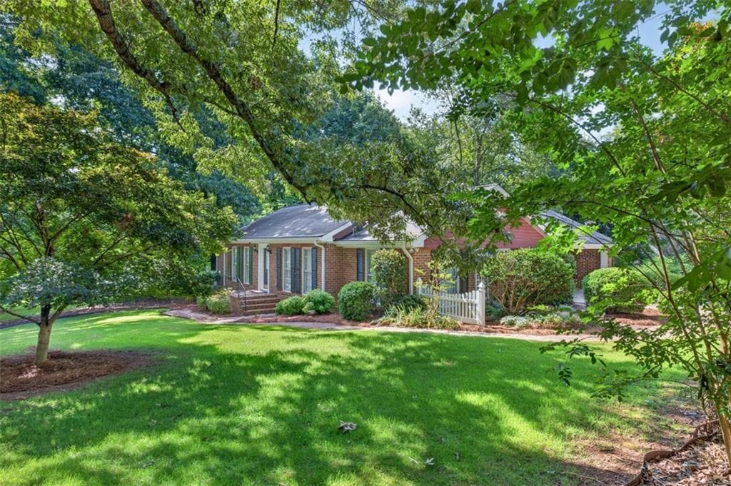 3 bedroom, 2 bathroom, 1,714 sq ft single family residence under contract at 3705 Arrowhead Place, Gainesville, GA 30506 — photo 2