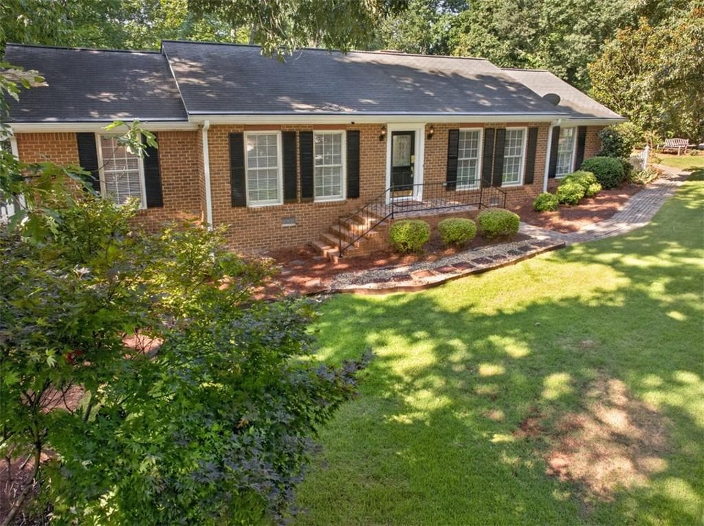3 bedroom, 2 bathroom, 1,714 sq ft single family residence under contract at 3705 Arrowhead Place, Gainesville, GA 30506 — photo 3