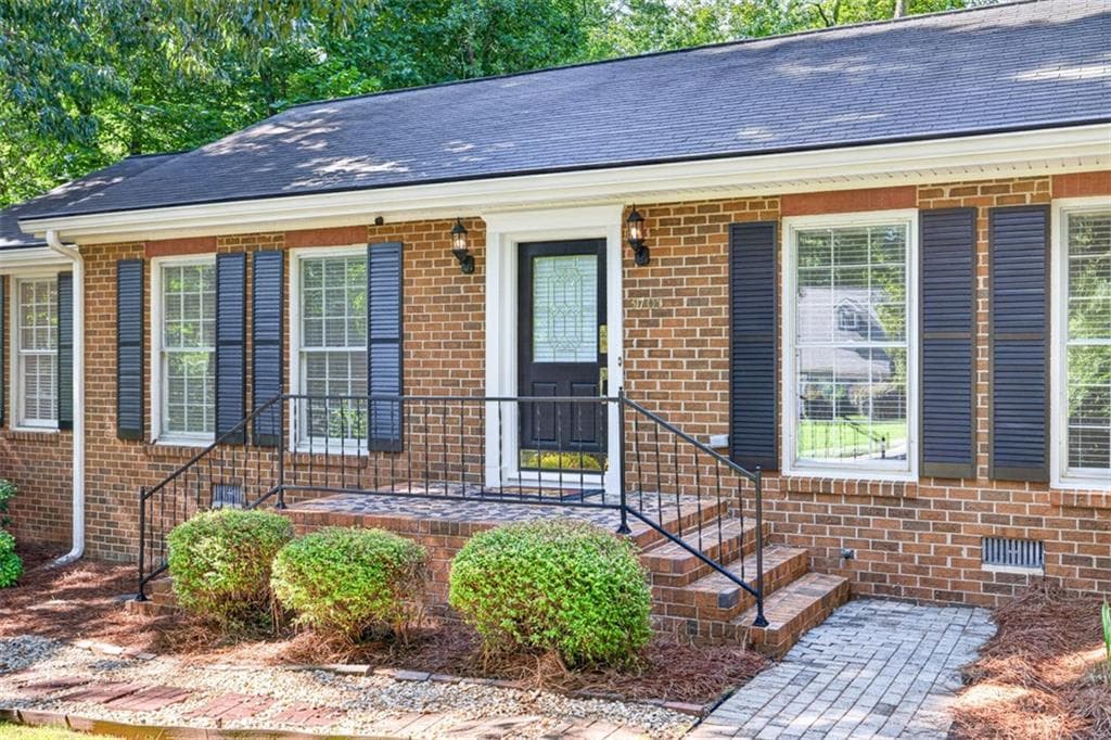 3 bedroom, 2 bathroom, 1,714 sq ft single family residence under contract at 3705 Arrowhead Place, Gainesville, GA 30506 — photo 4