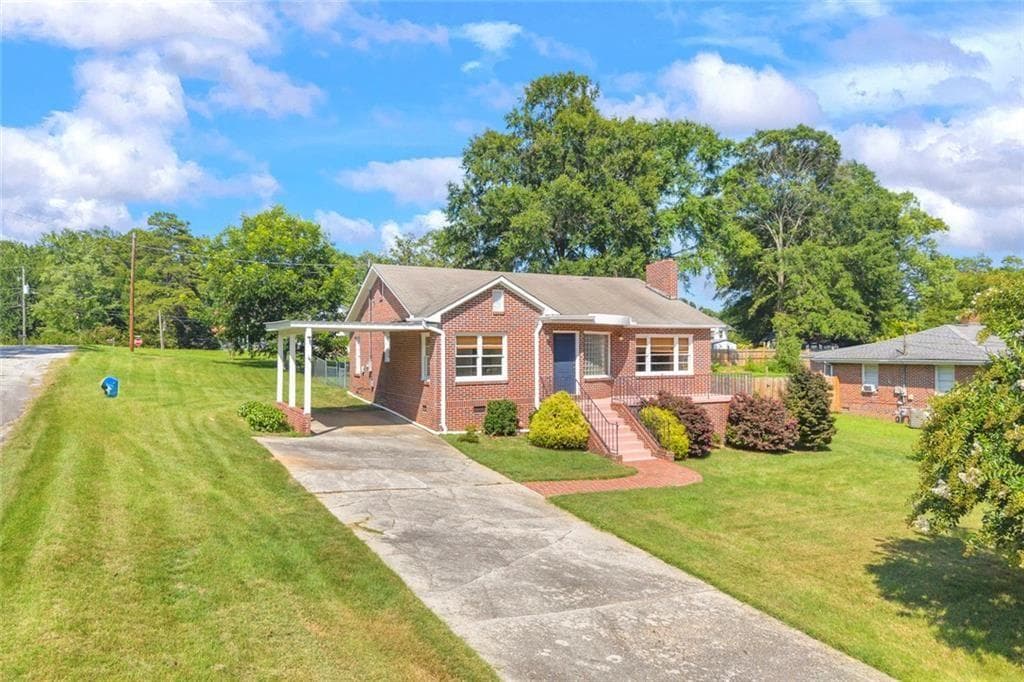 2 bedroom, 1 bathroom, 1,250 sq ft single family residence for sale at 142 Ola Street, Toccoa, GA 30577 — photo 2