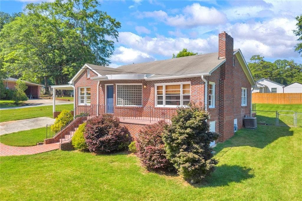 2 bedroom, 1 bathroom, 1,250 sq ft single family residence for sale at 142 Ola Street, Toccoa, GA 30577 — photo 3