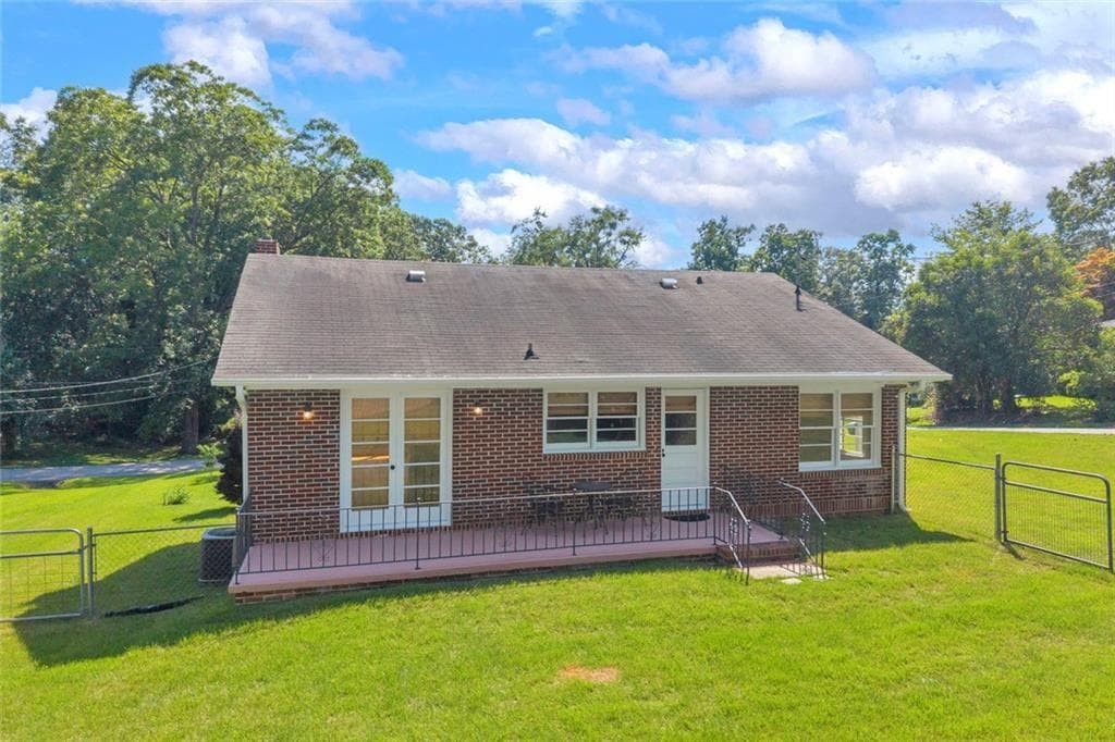 2 bedroom, 1 bathroom, 1,250 sq ft single family residence for sale at 142 Ola Street, Toccoa, GA 30577 — photo 5