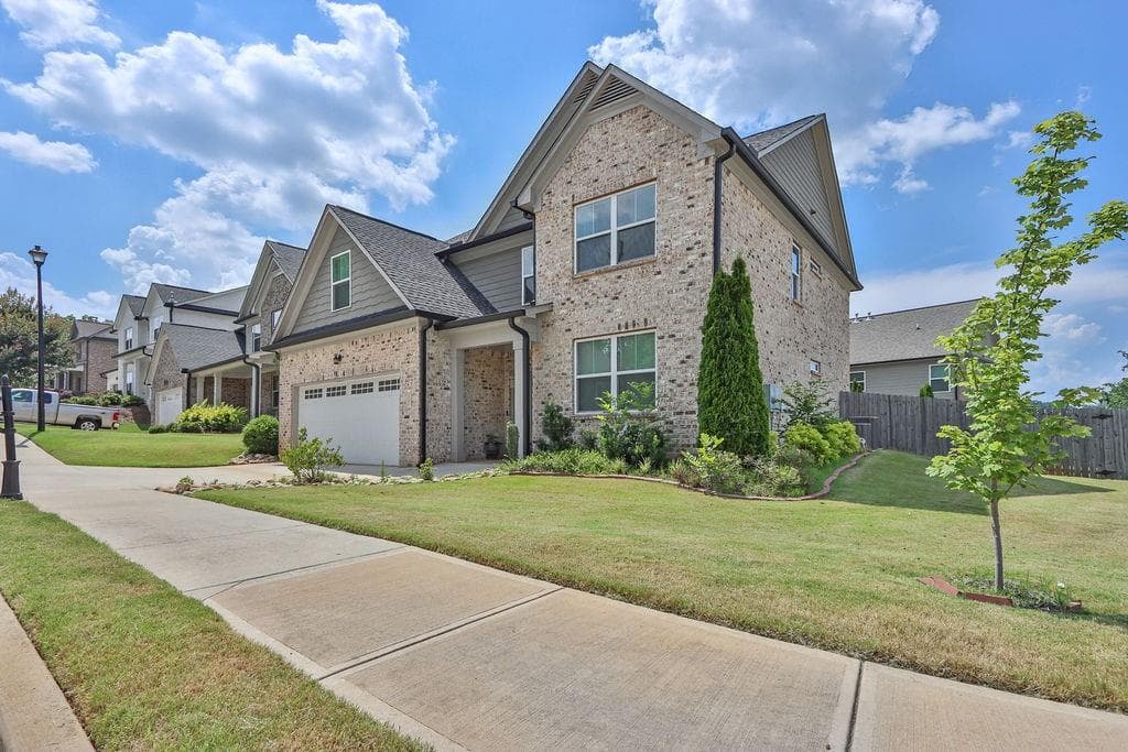 5 bedroom, 3 bathroom, 2,693 sq ft single family residence for sale at 25 Sudderth Street, Buford, GA 30518 — photo 3