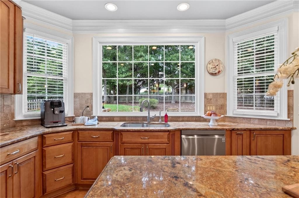 6 bedroom, 5 bathroom, 4,800 sq ft single family residence for sale at 5490 Hampstead Way, Johns Creek, GA 30097 — photo 8
