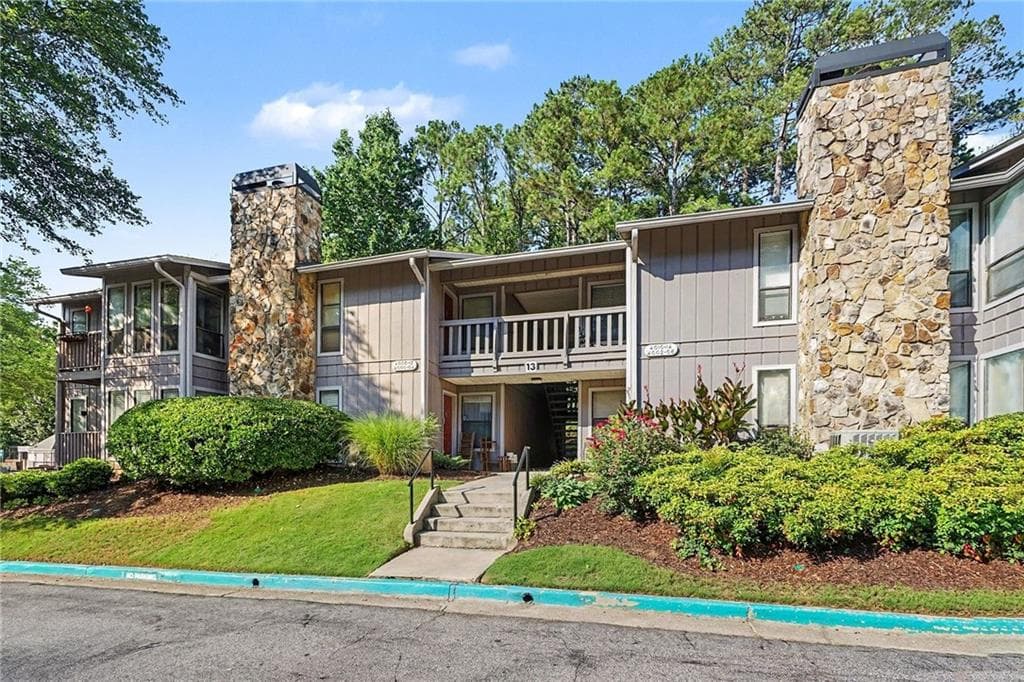 2 bedroom, 2 bathroom, 1,182 sq ft condominium for sale at 4004 Woodridge Way, Tucker, GA 30084 — photo 1 of 21