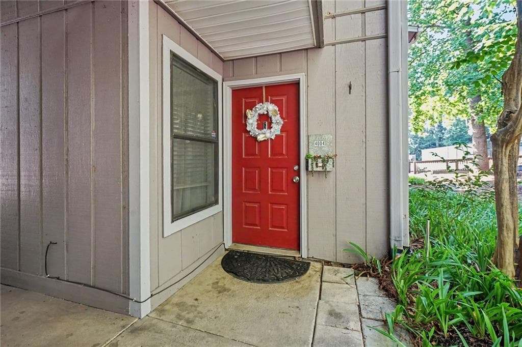 2 bedroom, 2 bathroom, 1,182 sq ft condominium for sale at 4004 Woodridge Way, Tucker, GA 30084 — photo 2