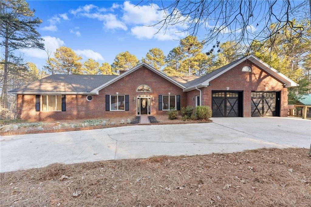 3 bedroom, 3 bathroom, 6,920 sq ft single family residence for sale at 287 Spring Branch Circle, Toccoa, GA 30577