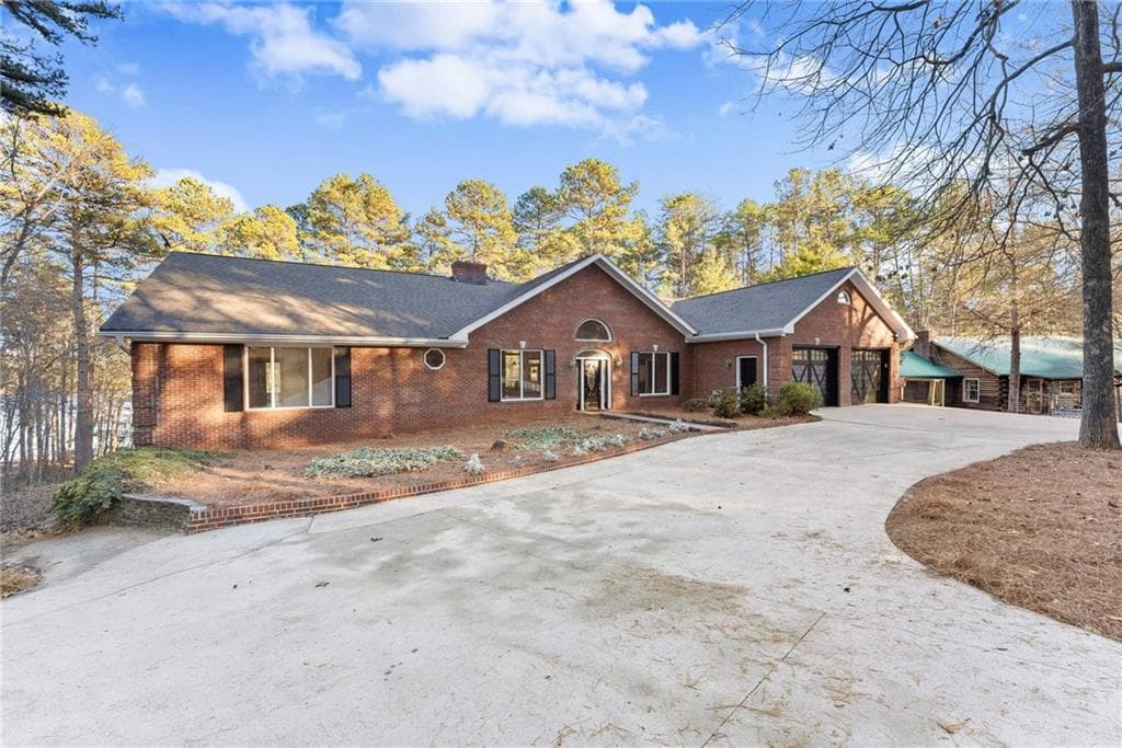 3 bedroom, 3 bathroom, 6,920 sq ft single family residence for sale at 287 Spring Branch Circle, Toccoa, GA 30577 — photo 2