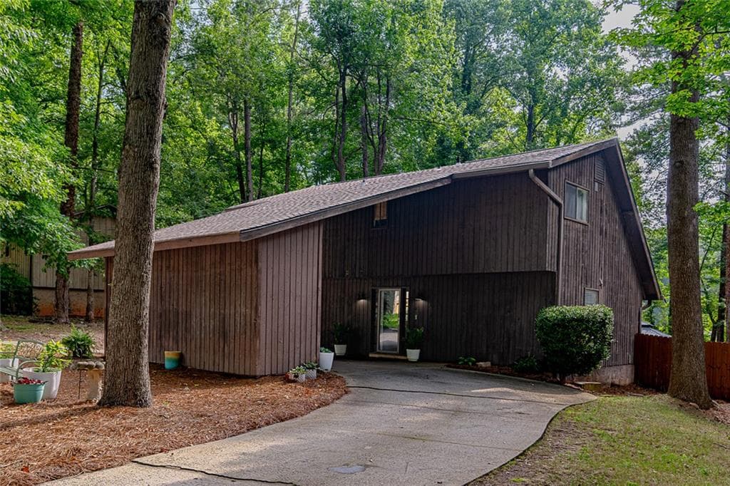 3 bedroom, 3 bathroom, 1,906 sq ft single family residence sold at 552 Edgefield Drive, Stone Mountain, GA 30087