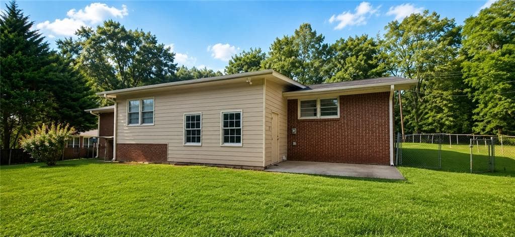 4 bedroom, 2 bathroom, 1,382 sq ft single family residence for sale at 1156 E Fayetteville Road, Riverdale, GA 30296 — photo 3