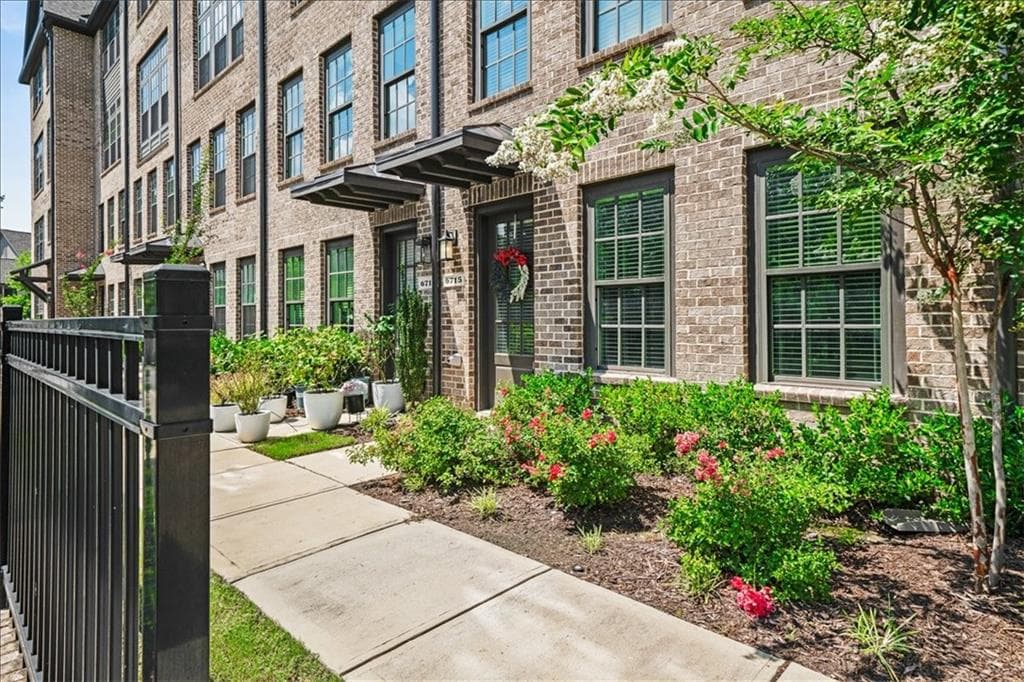 4 bedroom, 5 bathroom, 2,480 sq ft townhouse for sale at 6715 Prelude Drive, Atlanta, GA 30328 — photo 2