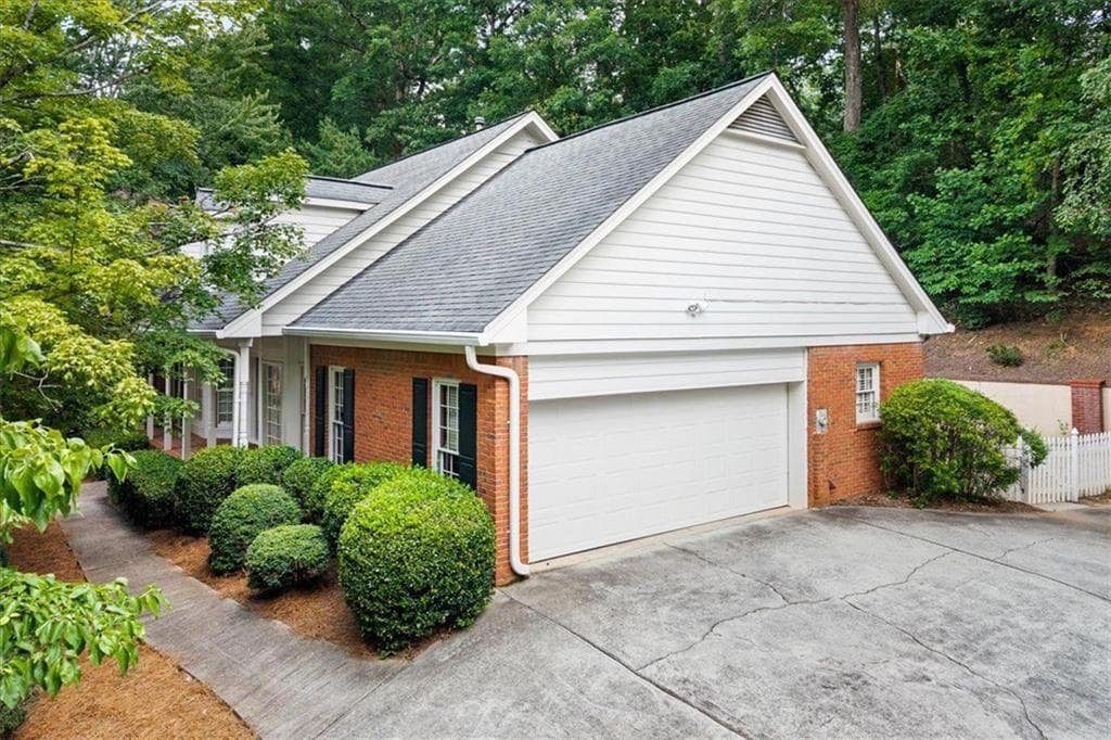 4 bedroom, 5 bathroom, 2,643 sq ft single family residence for sale at 8855 Glen Ferry Drive, Johns Creek, GA 30022 — photo 4