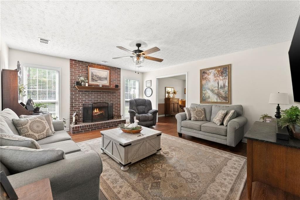 4 bedroom, 3 bathroom, 1,888 sq ft single family residence for sale at 3202 Summit Glen Drive, Loganville, GA 30052 — photo 2